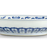 A BLUE AND WHITE `EIGHT BUDDHIST EMBLEMS` DISH - Foto 2