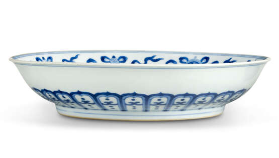 A BLUE AND WHITE `EIGHT BUDDHIST EMBLEMS` DISH - Foto 2