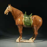 A LARGE SANCAI-GLAZED POTTERY FIGURE OF A HORSE - photo 2