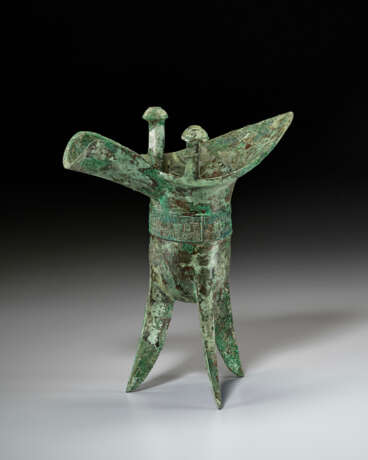 A BRONZE RITUAL TRIPOD WINE VESSEL, JUE - фото 1