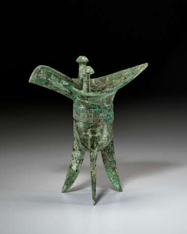 A BRONZE RITUAL TRIPOD WINE VESSEL, JUE - photo 3