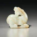 A WHITE JADE CARVING OF A RECUMBENT BEAST SUPPORTED ON VAPORS - Foto 1