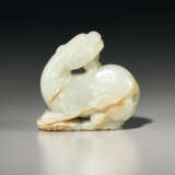 A WHITE JADE CARVING OF A RECUMBENT BEAST SUPPORTED ON VAPORS - Foto 2