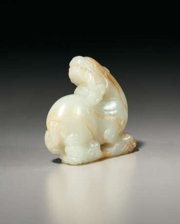 A WHITE JADE CARVING OF A RECUMBENT BEAST SUPPORTED ON VAPORS - Foto 3