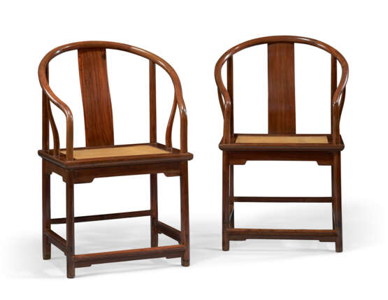 A PAIR OF HONGMU CONTINUOUS HORSESHOE-BACK ARMCHAIRS - фото 2