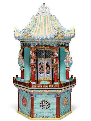 AN UNUSUAL LARGE FAMILLE ROSE MODEL OF A PAVILION - Foto 1