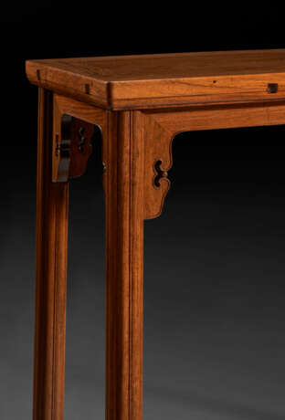 A RARE HUANGHUALI RECTANGULAR CORNER-LEG TABLE - photo 6