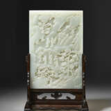 A WELL-CARVED PALE GREENISH-WHITE JADE TABLE SCREEN - Foto 1