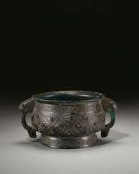 A LARGE AND FINELY CAST BRONZE RITUAL FOOD VESSEL, GUI