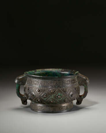 A LARGE AND FINELY CAST BRONZE RITUAL FOOD VESSEL, GUI - photo 2