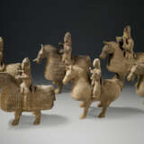 A GROUP OF SIX PAINTED GREY POTTERY FIGURES OF EQUESTRIAN SOLDIERS AND MUSICIANS - Foto 2