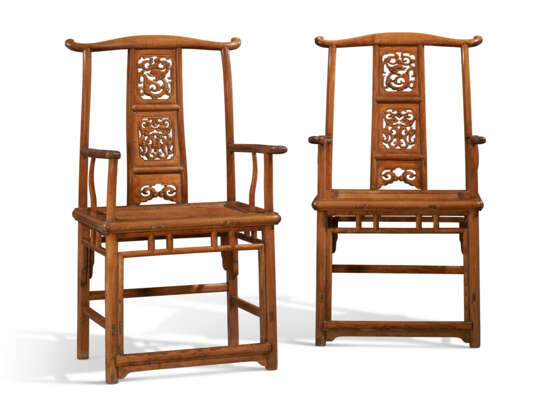 A PAIR OF WALNUT `OFFICIAL`S HAT` ARMCHAIRS - Foto 1