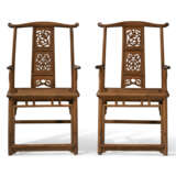 A PAIR OF WALNUT `OFFICIAL`S HAT` ARMCHAIRS - Foto 2