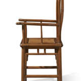 A PAIR OF WALNUT `OFFICIAL`S HAT` ARMCHAIRS - Foto 3