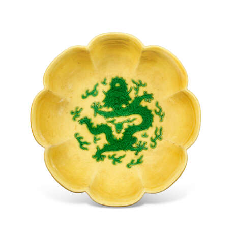 A RARE GREEN AND YELLOW-GLAZED LOBED `DRAGON` DISH - фото 1