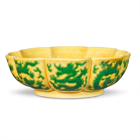 A RARE GREEN AND YELLOW-GLAZED LOBED `DRAGON` DISH - фото 2