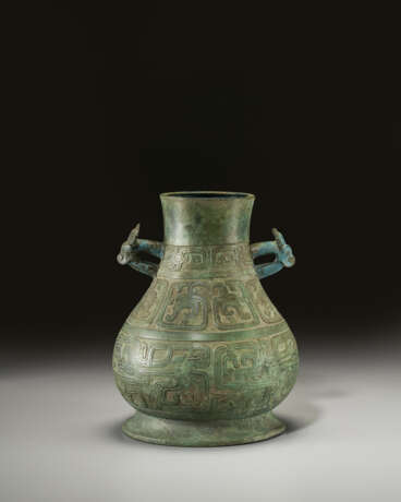 A VERY RARE BRONZE WINE VESSEL, HU - Foto 2