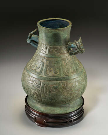 A VERY RARE BRONZE WINE VESSEL, HU - фото 3