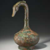 A BRONZE `GOOSE-NECK` VESSEL - Foto 1