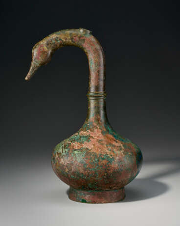 A BRONZE `GOOSE-NECK` VESSEL - Foto 4