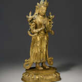 A GILT-BRONZE FIGURE OF A STANDING BODHISATTVA - Foto 2