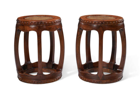 A RARE PAIR OF HUANGHUALI BARREL-FORM STOOLS - фото 2