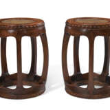 A RARE PAIR OF HUANGHUALI BARREL-FORM STOOLS - Foto 2