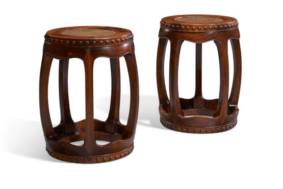 A RARE PAIR OF HUANGHUALI BARREL-FORM STOOLS - фото 3