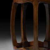 A RARE PAIR OF HUANGHUALI BARREL-FORM STOOLS - Foto 5