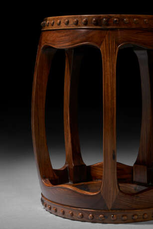 A RARE PAIR OF HUANGHUALI BARREL-FORM STOOLS - Foto 5