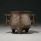 A GOLD AND SILVER-WIRE-INLAID BRONZE TRIPOD CENSER - Foto 1