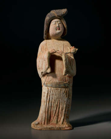 A PAINTED POTTERY FIGURE OF A COURT LADY - photo 1