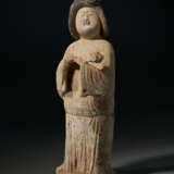 A PAINTED POTTERY FIGURE OF A COURT LADY - photo 2