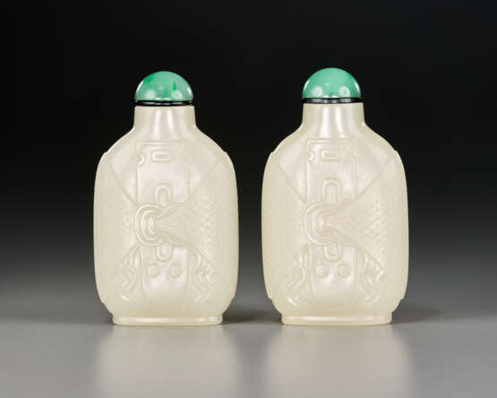 A PAIR OF CARVED WHITE JADE `WRAPPED QIN` SNUFF BOTTLES - Foto 1