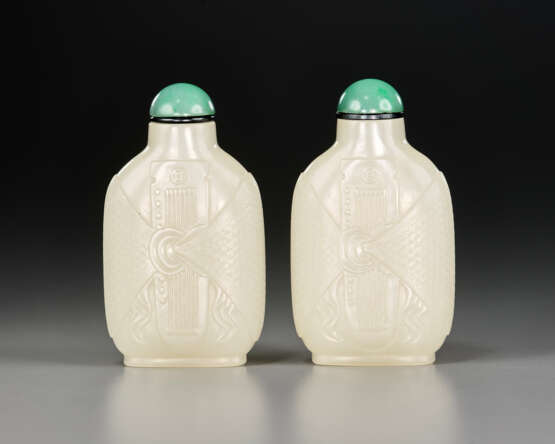 A PAIR OF CARVED WHITE JADE `WRAPPED QIN` SNUFF BOTTLES - Foto 2