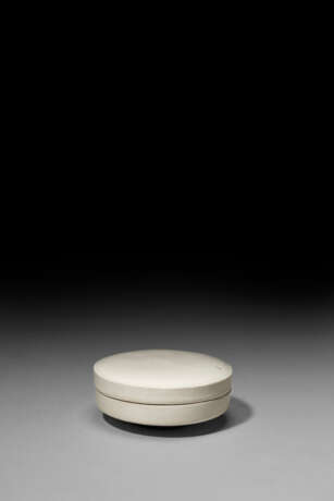 A SMALL GLAZED WHITE PORCELAIN BOX AND COVER - фото 1