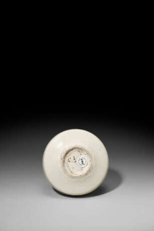 A SMALL GLAZED WHITE PORCELAIN BOX AND COVER - photo 2