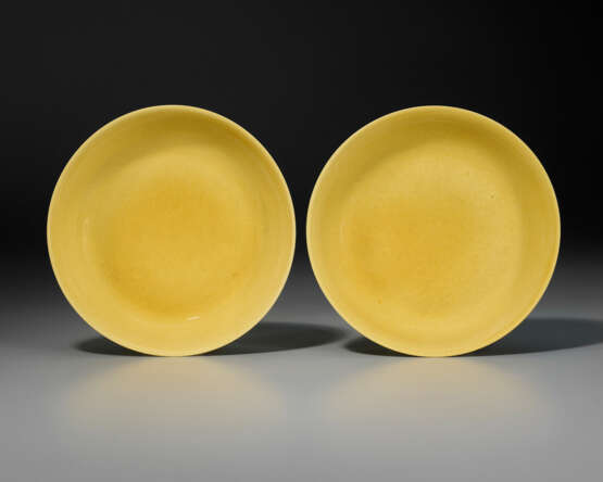 A PAIR OF IMPERIAL YELLOW-GLAZED DISHES - фото 1