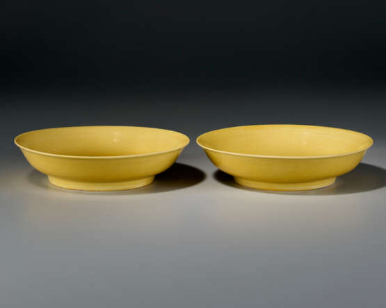 A PAIR OF IMPERIAL YELLOW-GLAZED DISHES - фото 2