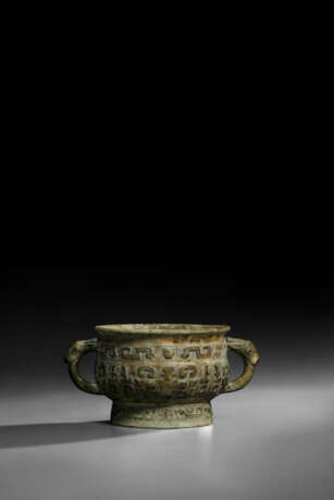 A BRONZE RITUAL FOOD VESSEL, GUI - Foto 2