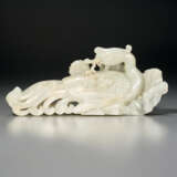 A WHITE JADE CARVING OF A PHOENIX - фото 2