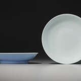 A PAIR OF LAVENDER-GLAZED DISHES - фото 3