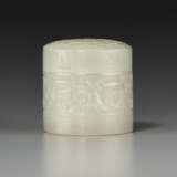 A SMALL PALE GREENISH-WHITE JADE CYLINDRICAL BOX AND COVER - Foto 2