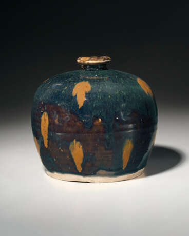 A RARE RUSSET-SPLASHED BLACK-GLAZED TRUNCATED MEIPING BOTTLE - фото 1