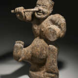 A LARGE PAINTED GREY POTTERY FIGURE OF A DRUMMER - Foto 1