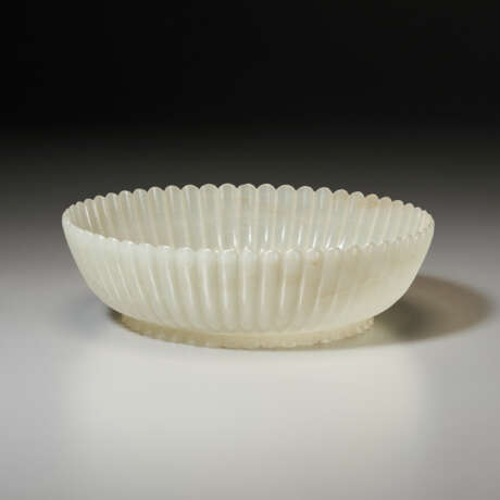 A PALE GREYISH-WHITE JADE CHRYSANTHEMUM-FORM DISH - photo 2