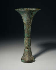 A FINELY CAST BRONZE RITUAL WINE VESSEL, GU