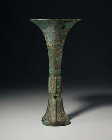 A FINELY CAST BRONZE RITUAL WINE VESSEL, GU - Foto 2