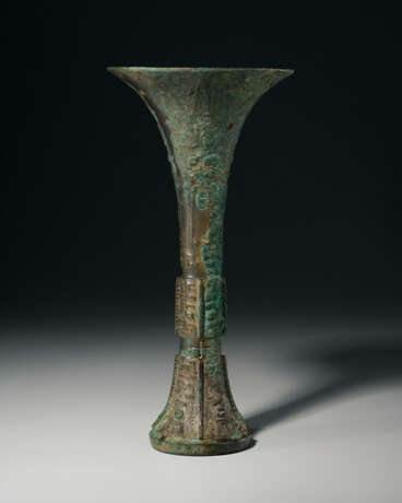 A FINELY CAST BRONZE RITUAL WINE VESSEL, GU - Foto 4