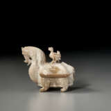 A RARE AND UNUSUAL HARDSTONE BEAST-FORM VESSEL AND COVER - Foto 2